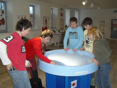 DOTÝKAT SE EXPONÁTŮ PŘIKÁZÁNO 2!, 8. 12. 2010