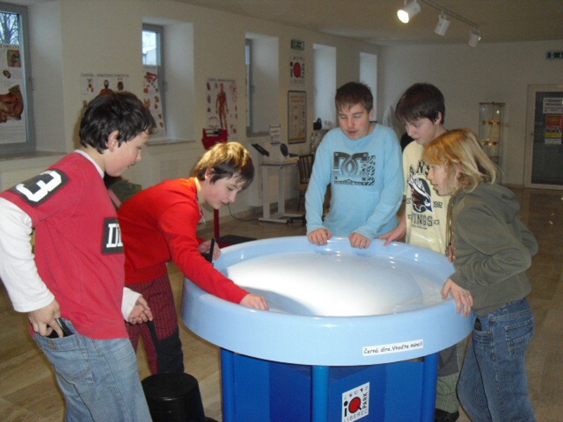 DOTÝKAT SE EXPONÁTŮ PŘIKÁZÁNO 2!, 8. 12. 2010