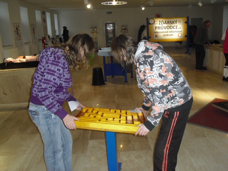 DOTÝKAT SE EXPONÁTŮ PŘIKÁZÁNO 2!, 8. 12. 2010