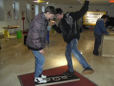 DOTÝKAT SE EXPONÁTŮ PŘIKÁZÁNO 2!, 8. 12. 2010