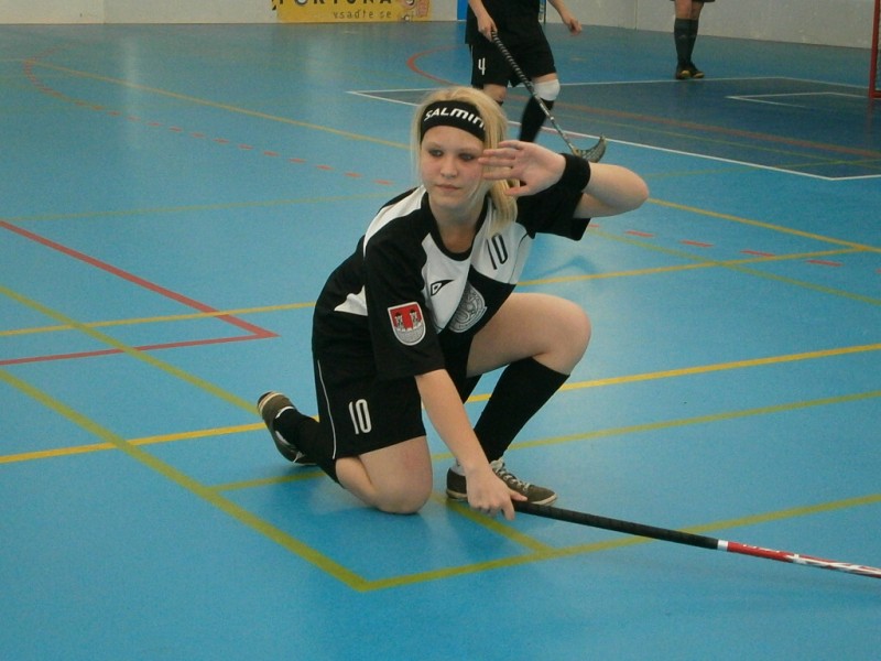 Dívčí florbalový tým ze ZŠ Komenského opět nezklamal, 27. 4. 2012