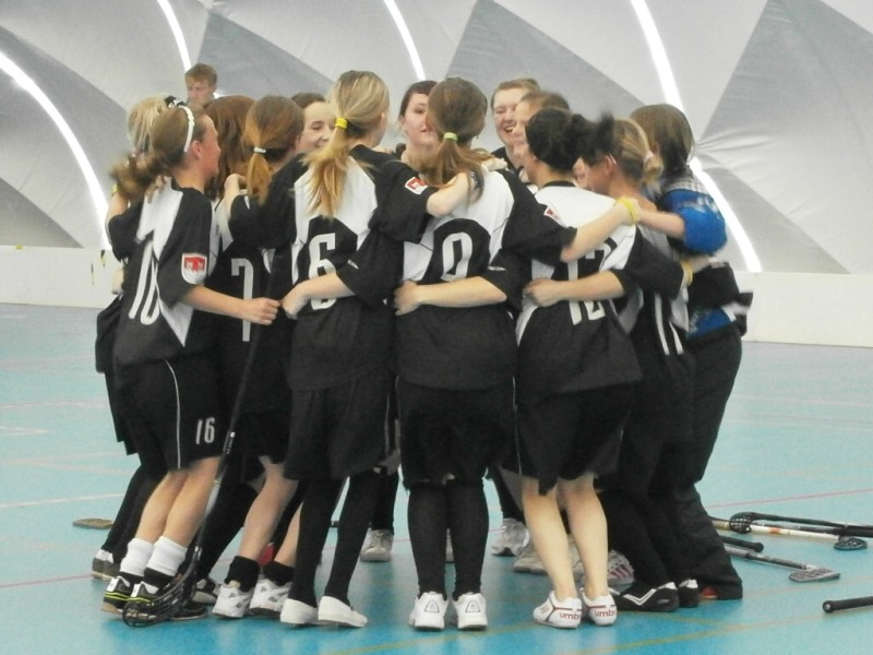 Dívčí florbalový tým ze ZŠ Komenského opět nezklamal, 27. 4. 2012