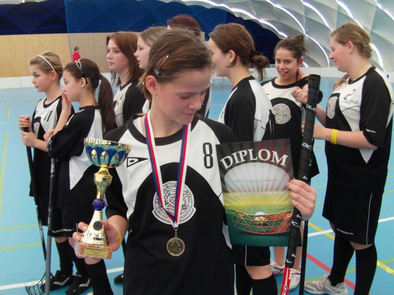Dívčí florbalový tým ze ZŠ Komenského opět nezklamal, 27. 4. 2012