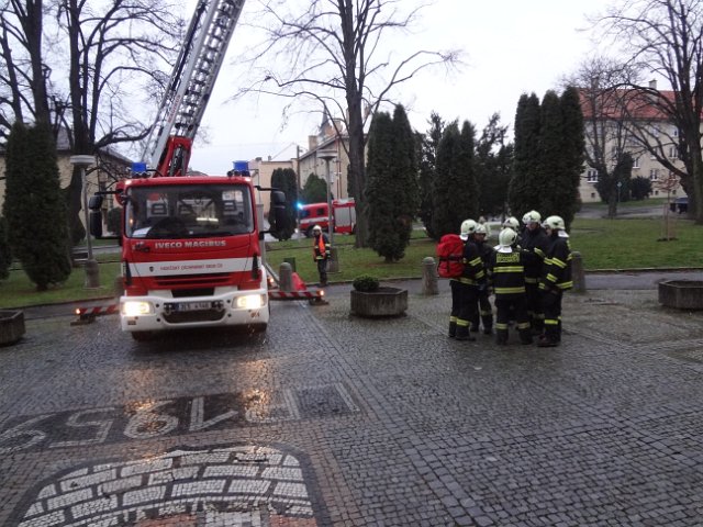 Únik chemikálií a požár na ZŠ Komenského ve Skutči, 16. 12. 2014