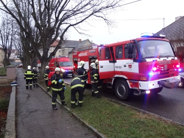 Únik chemikálií a požár na ZŠ Komenského ve Skutči, 16. 12. 2014
