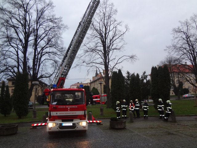 Únik chemikálií a požár na ZŠ Komenského ve Skutči, 16. 12. 2014
