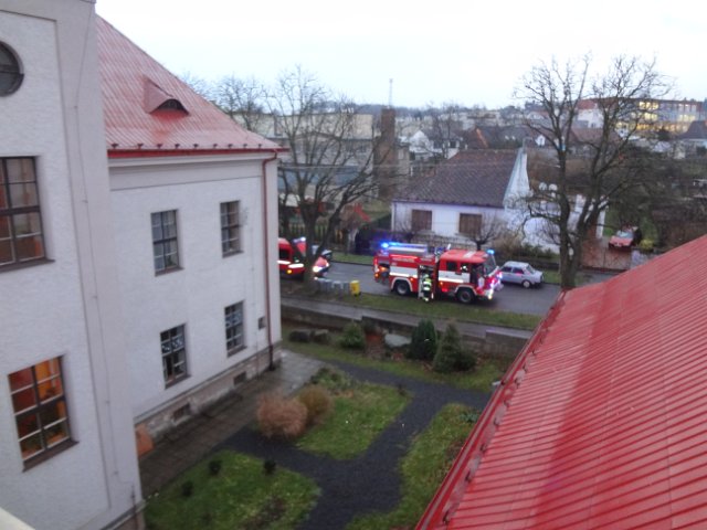 Únik chemikálií a požár na ZŠ Komenského ve Skutči, 16. 12. 2014