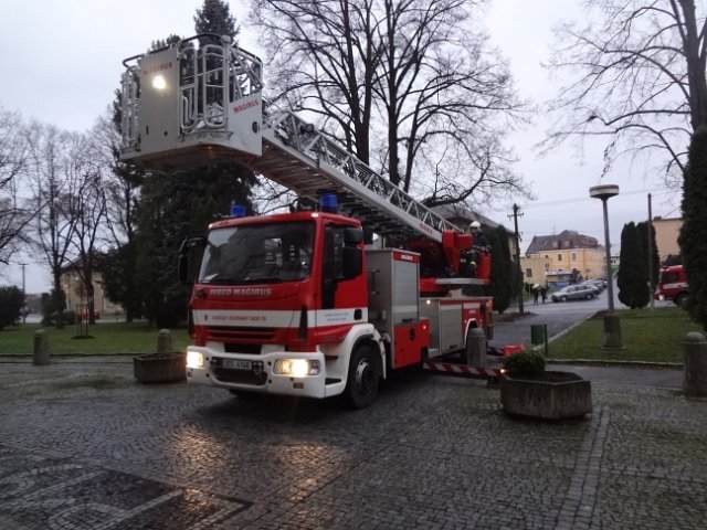 Únik chemikálií a požár na ZŠ Komenského ve Skutči, 16. 12. 2014