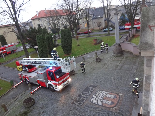 Únik chemikálií a požár na ZŠ Komenského ve Skutči, 16. 12. 2014