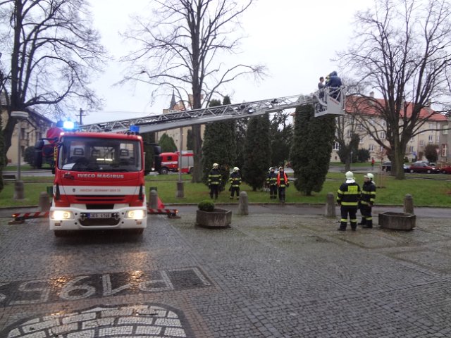 Únik chemikálií a požár na ZŠ Komenského ve Skutči, 16. 12. 2014