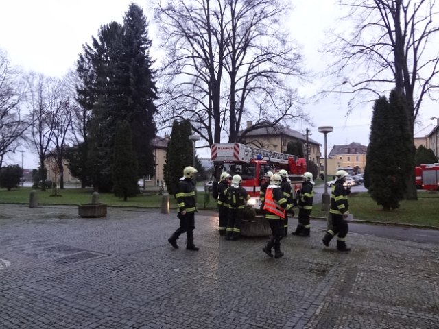 Únik chemikálií a požár na ZŠ Komenského ve Skutči, 16. 12. 2014