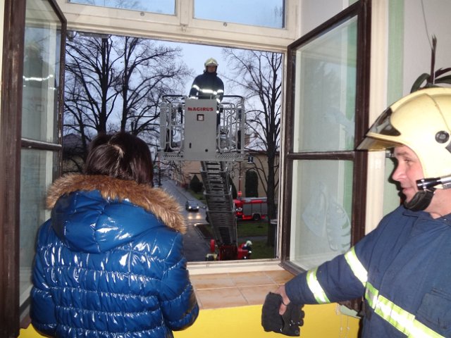 Únik chemikálií a požár na ZŠ Komenského ve Skutči, 16. 12. 2014