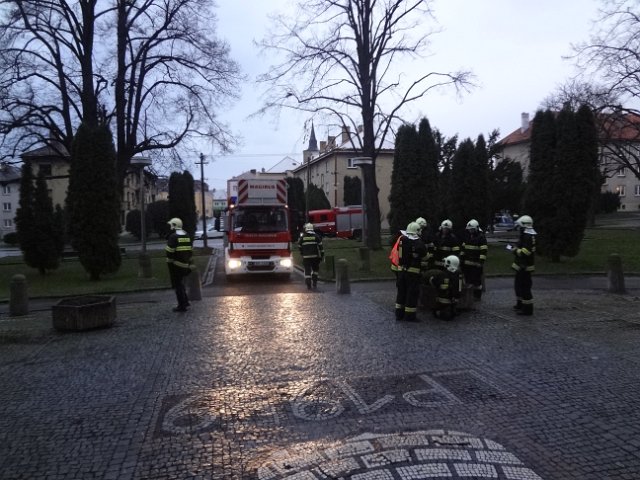 Únik chemikálií a požár na ZŠ Komenského ve Skutči, 16. 12. 2014