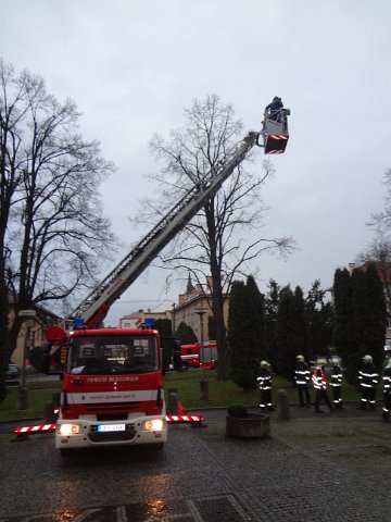 Únik chemikálií a požár na ZŠ Komenského ve Skutči, 16. 12. 2014