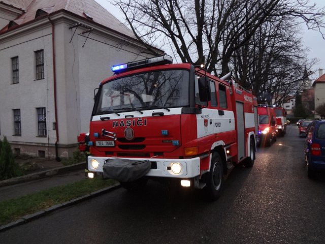 Únik chemikálií a požár na ZŠ Komenského ve Skutči, 16. 12. 2014