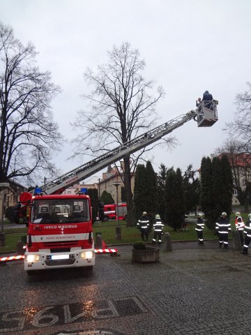 Únik chemikálií a požár na ZŠ Komenského ve Skutči, 16. 12. 2014