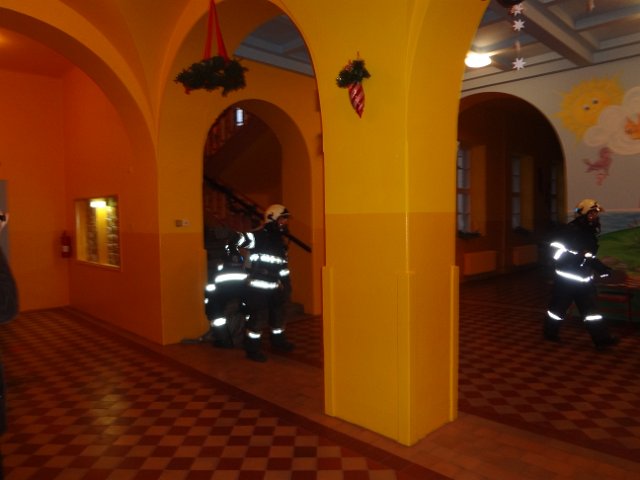 Únik chemikálií a požár na ZŠ Komenského ve Skutči, 16. 12. 2014