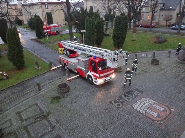 Únik chemikálií a požár na ZŠ Komenského ve Skutči, 16. 12. 2014