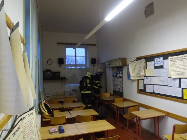 Únik chemikálií a požár na ZŠ Komenského ve Skutči, 16. 12. 2014