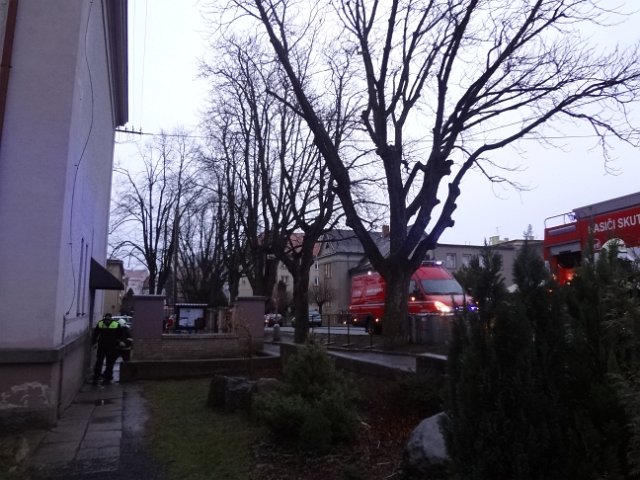 Únik chemikálií a požár na ZŠ Komenského ve Skutči, 16. 12. 2014