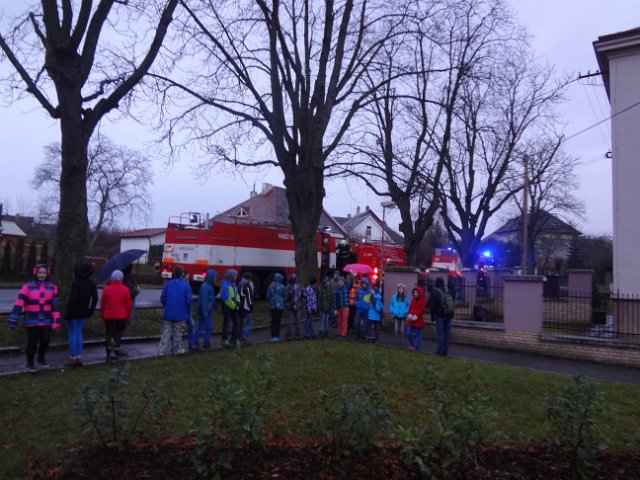 Únik chemikálií a požár na ZŠ Komenského ve Skutči, 16. 12. 2014