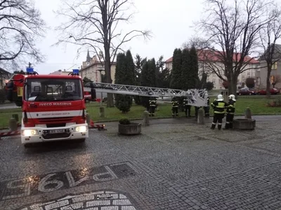 Únik chemikálií a požár na ZŠ Komenského ve Skutči, 16. 12. 2014