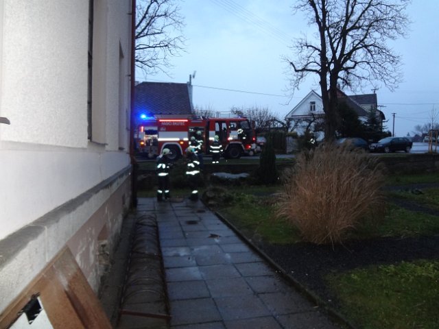 Únik chemikálií a požár na ZŠ Komenského ve Skutči, 16. 12. 2014