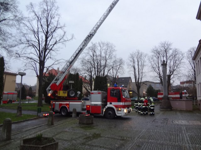 Únik chemikálií a požár na ZŠ Komenského ve Skutči, 16. 12. 2014