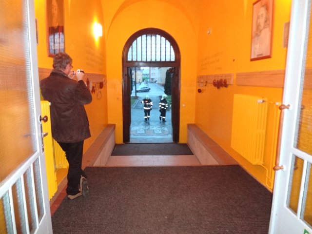 Únik chemikálií a požár na ZŠ Komenského ve Skutči, 16. 12. 2014