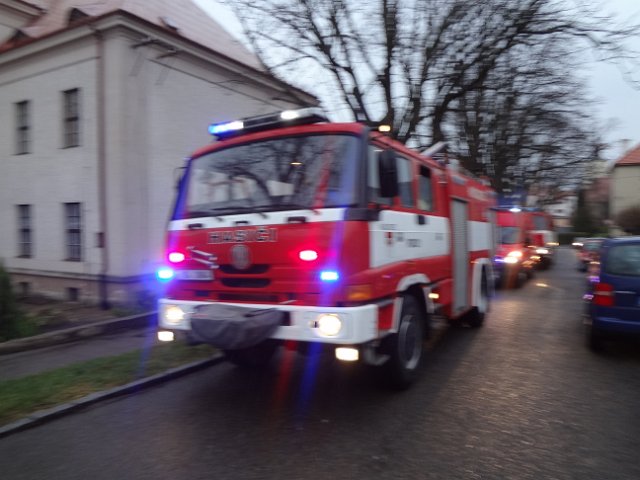Únik chemikálií a požár na ZŠ Komenského ve Skutči, 16. 12. 2014