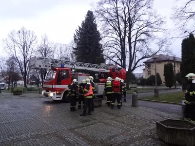 Únik chemikálií a požár na ZŠ Komenského ve Skutči, 16. 12. 2014