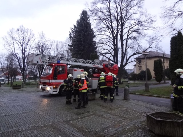 Únik chemikálií a požár na ZŠ Komenského ve Skutči, 16. 12. 2014