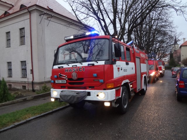 Únik chemikálií a požár na ZŠ Komenského ve Skutči, 16. 12. 2014
