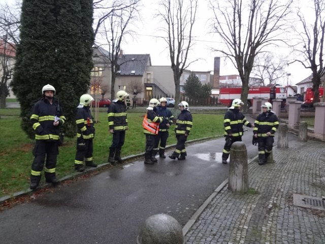 Únik chemikálií a požár na ZŠ Komenského ve Skutči, 16. 12. 2014
