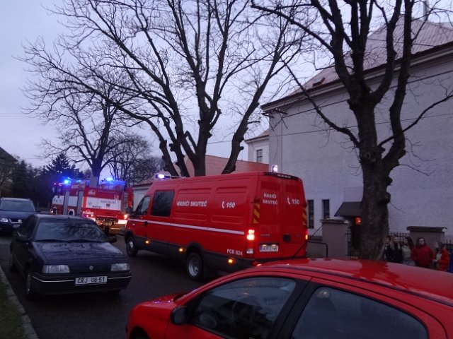 Únik chemikálií a požár na ZŠ Komenského ve Skutči, 16. 12. 2014