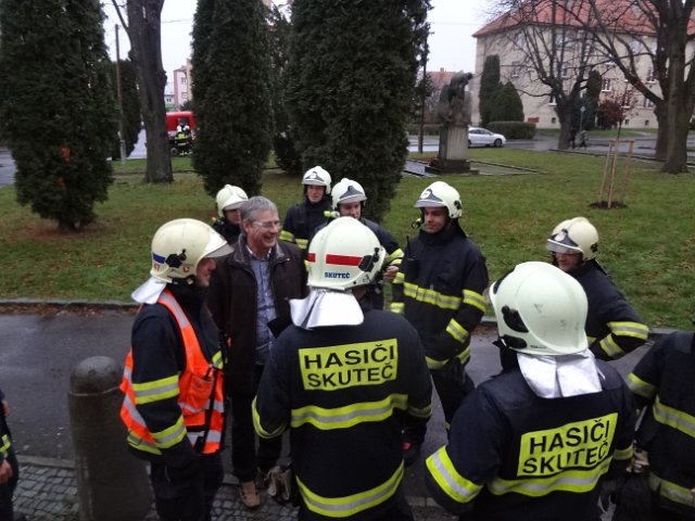 Únik chemikálií a požár na ZŠ Komenského ve Skutči, 16. 12. 2014