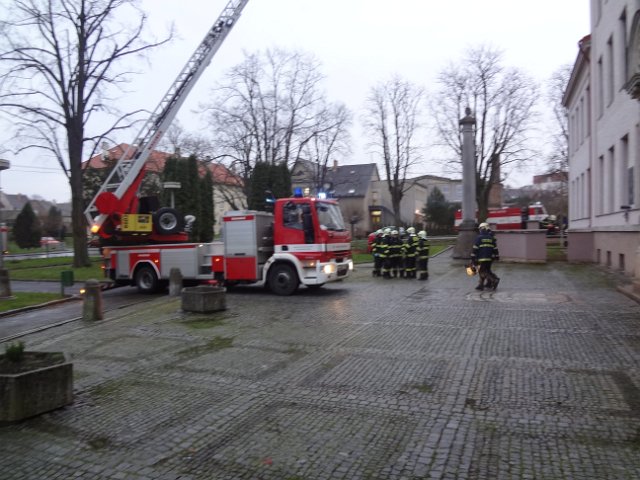 Únik chemikálií a požár na ZŠ Komenského ve Skutči, 16. 12. 2014