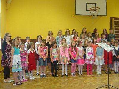 Zprávy z výstavy o Karlovi IV. – Otci vlasti a z výstavy a koncertu   ke Dni matek v ZŠ Komenského, 15. 5. 2016