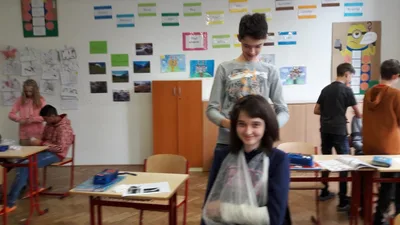 Přírodopis 8: Laboratorní práce - Kosterní soustava a první pomoc při zlomeninách horní končetiny, 21. 10. 2021