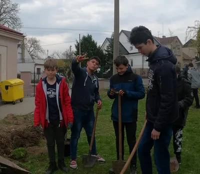 Sázení stromů na Den Země, 22. 4. 2022