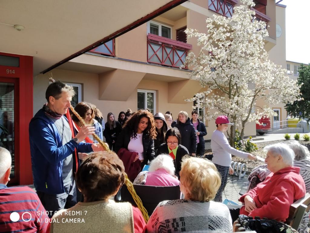 Velikonoční výrobky a tradice předané našimi žákyněmi v SeniorCentru ve Skutči, 13. 4. 2022