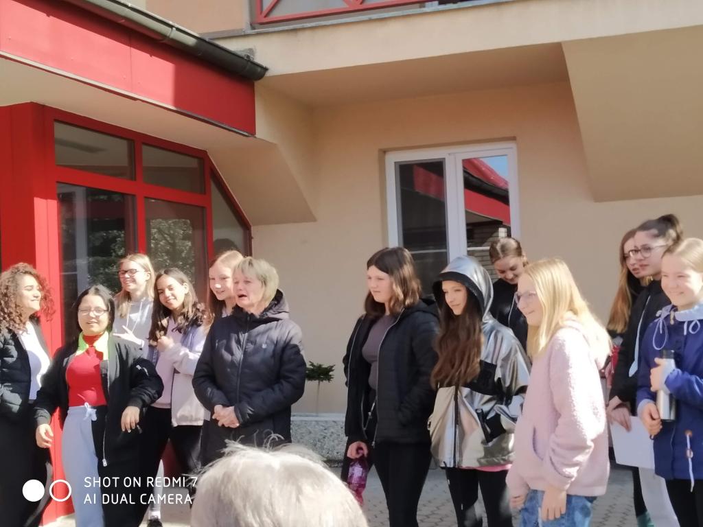 Velikonoční výrobky a tradice předané našimi žákyněmi v SeniorCentru ve Skutči, 13. 4. 2022