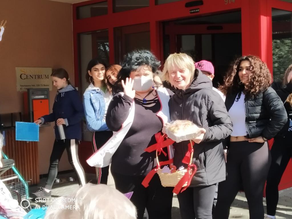 Velikonoční výrobky a tradice předané našimi žákyněmi v SeniorCentru ve Skutči, 13. 4. 2022