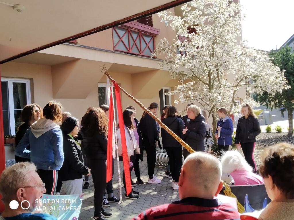 Velikonoční výrobky a tradice předané našimi žákyněmi v SeniorCentru ve Skutči, 13. 4. 2022
