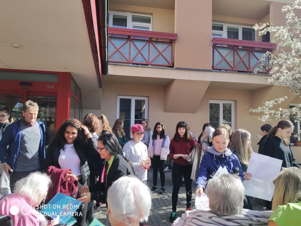 Velikonoční výrobky a tradice předané našimi žákyněmi v SeniorCentru ve Skutči, 13. 4. 2022