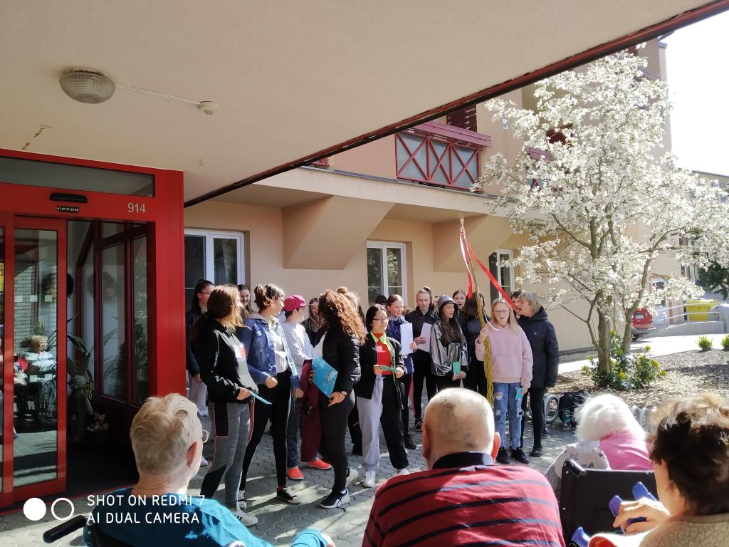 Velikonoční výrobky a tradice předané našimi žákyněmi v SeniorCentru ve Skutči, 13. 4. 2022