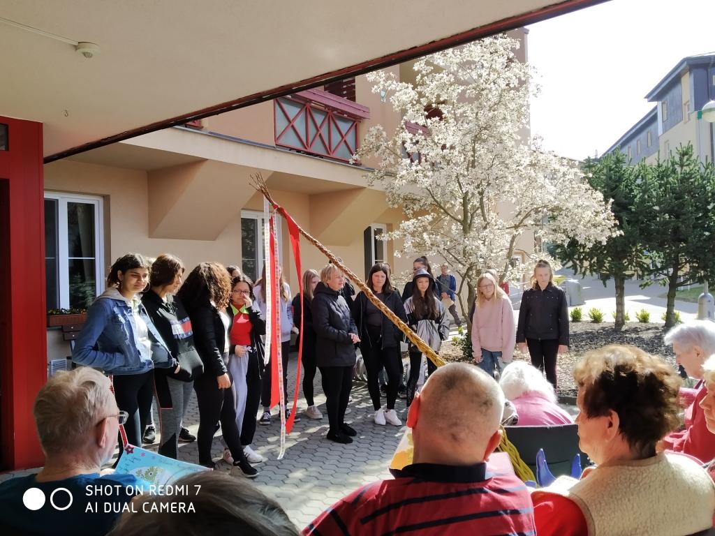 Velikonoční výrobky a tradice předané našimi žákyněmi v SeniorCentru ve Skutči, 13. 4. 2022