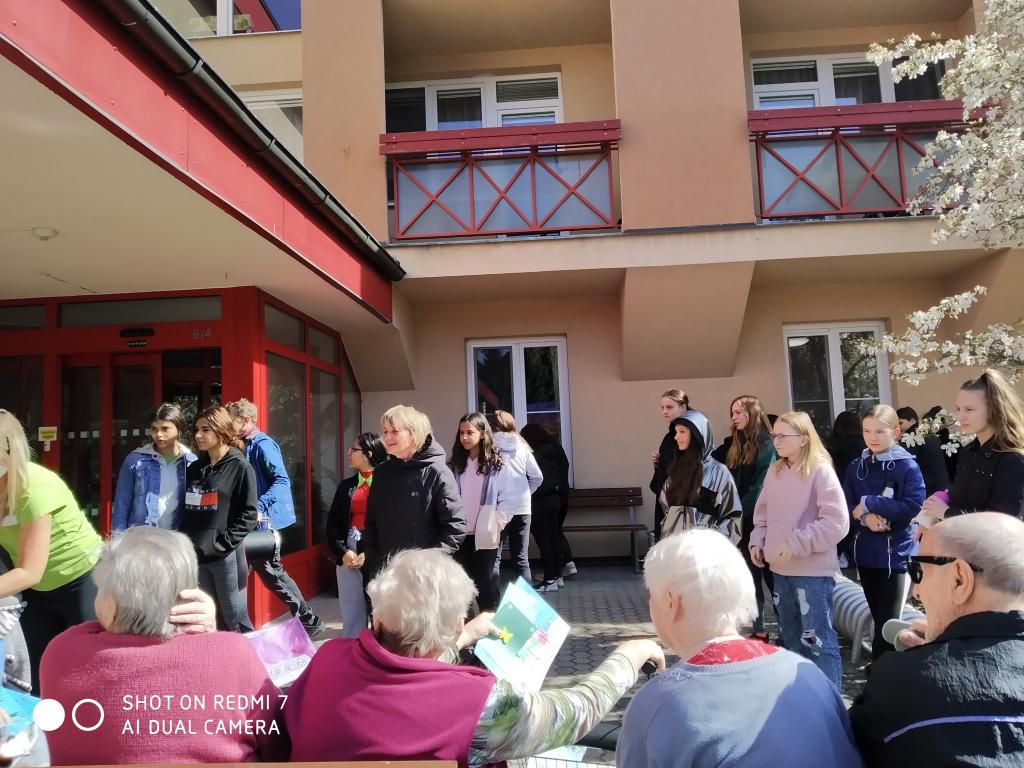 Velikonoční výrobky a tradice předané našimi žákyněmi v SeniorCentru ve Skutči, 13. 4. 2022