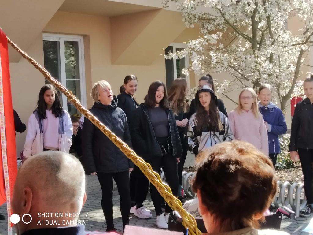 Velikonoční výrobky a tradice předané našimi žákyněmi v SeniorCentru ve Skutči, 13. 4. 2022