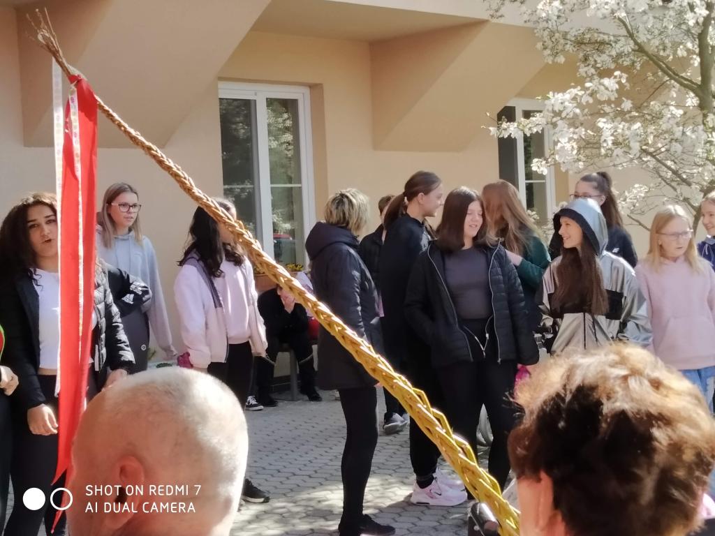 Velikonoční výrobky a tradice předané našimi žákyněmi v SeniorCentru ve Skutči, 13. 4. 2022